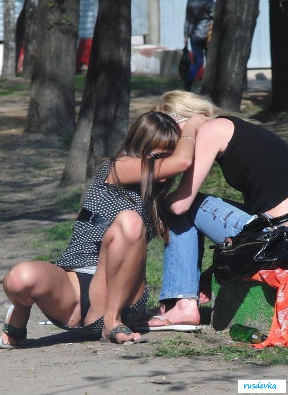 Под юбкой в авто без трусов