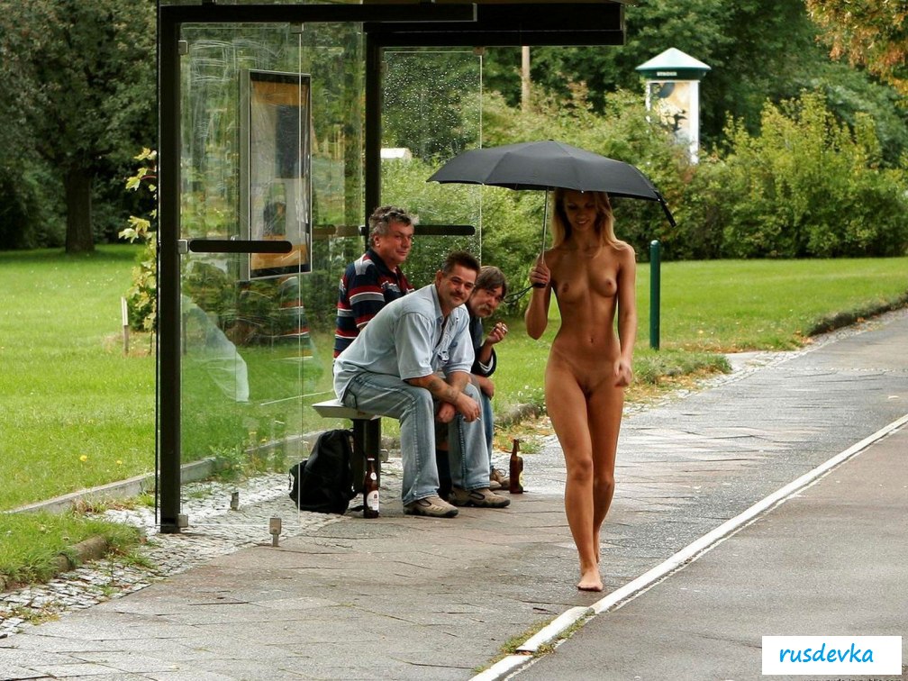 Женщина голышом на улице