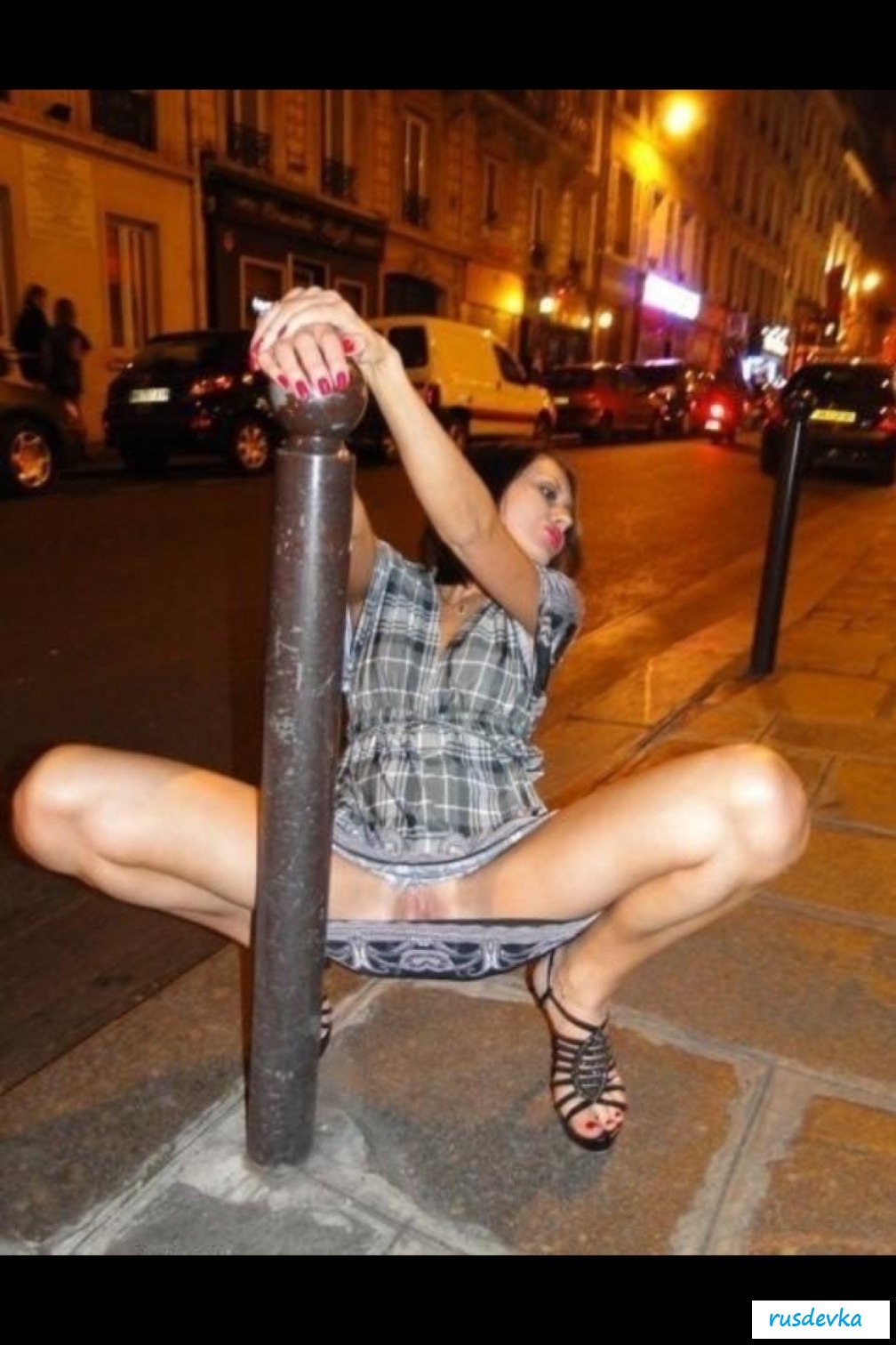 Без трусов в людном месте