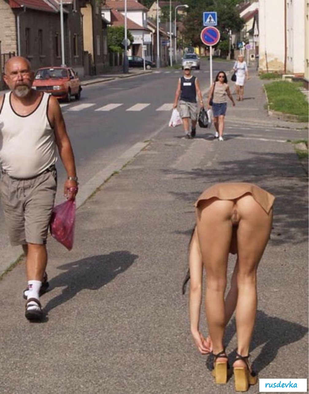 Девушки ходят без трусов