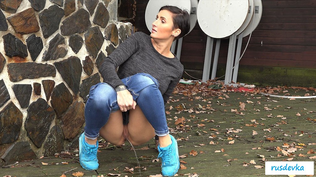 Девушка ссыт на корточках
