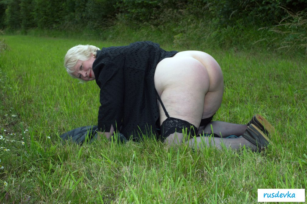 Зрелые старухи на природе