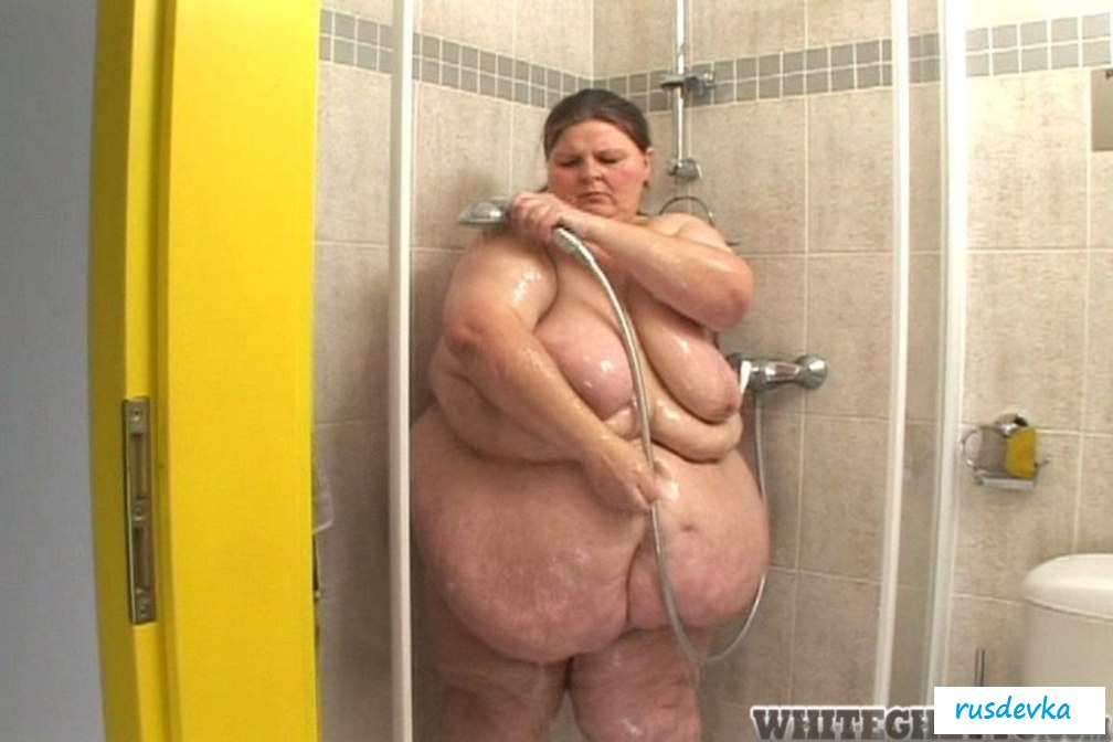 Толстые бабы в душевой