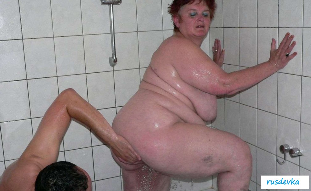 Голые толстые старухи в душе